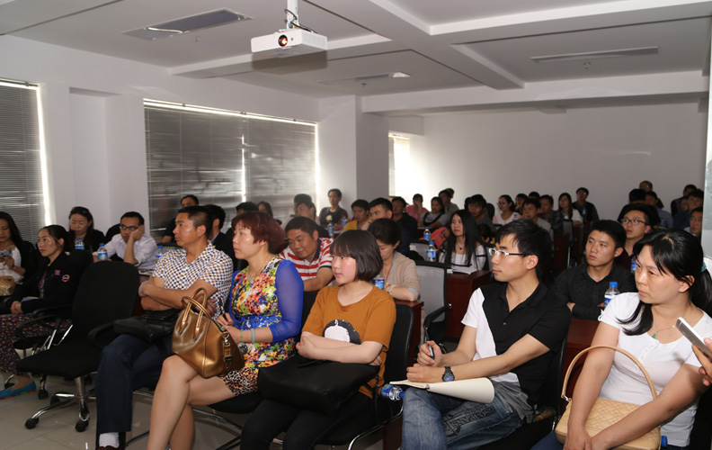 2015年4月18日,云南天度集團(tuán)天貓?zhí)詫氝\(yùn)營(yíng)沙龍?jiān)谠萍弴?guó)際商廈A座18樓舉行,全國(guó)知名淘寶運(yùn)營(yíng)人士現(xiàn)場(chǎng)進(jìn)行了分享和講解,數(shù)十名淘寶及天貓店主參加了本次沙龍,場(chǎng)面異常火爆,連走廊都坐滿了人